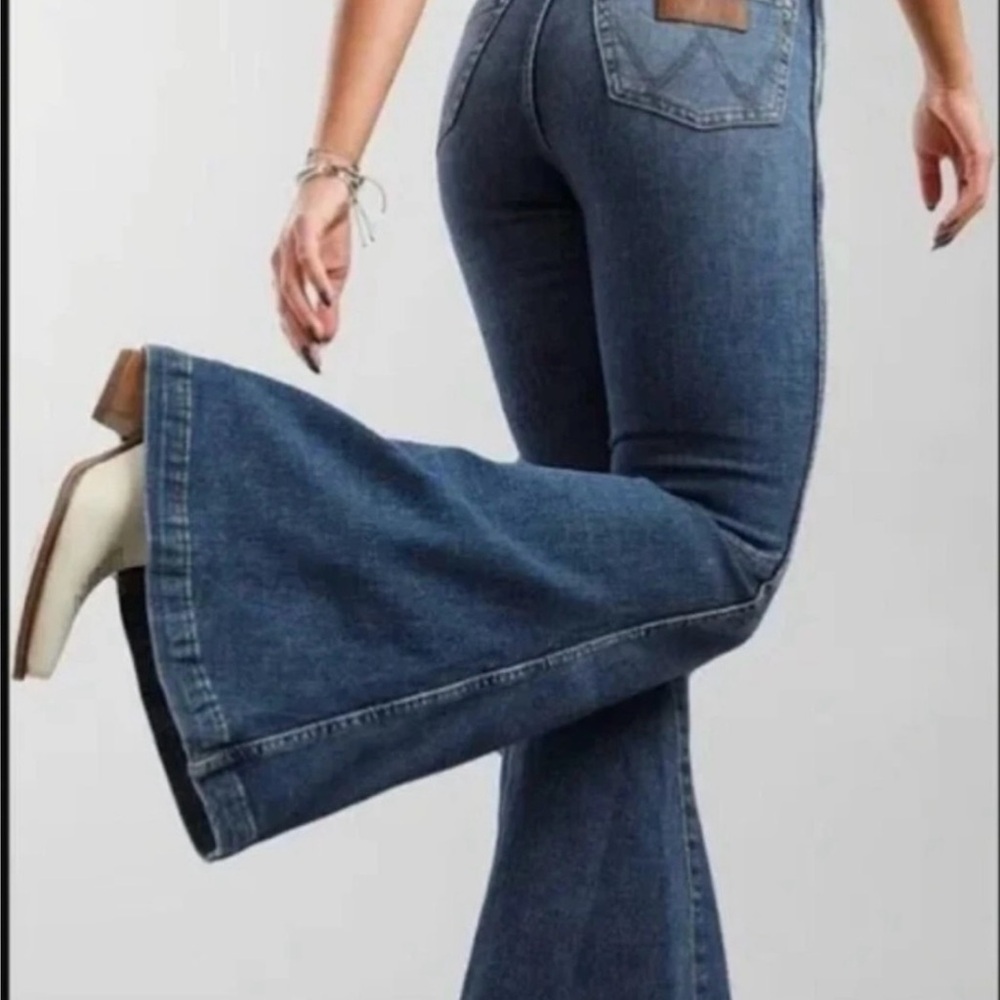 Wrangler Retro High Rise Trumpet
UltraFlare Jeans Tall 26x34 - Picture 12 of 13